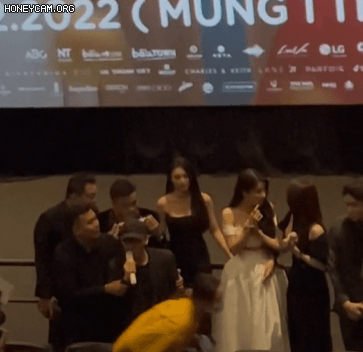 Một khán giả lạ mặt tấn công buổi chiếu phim của Lan Ngọc - Nhã Phương, loạn cỡ nào mà Thu Trang - Tiến Luật bất ngờ bị réo tên?-3