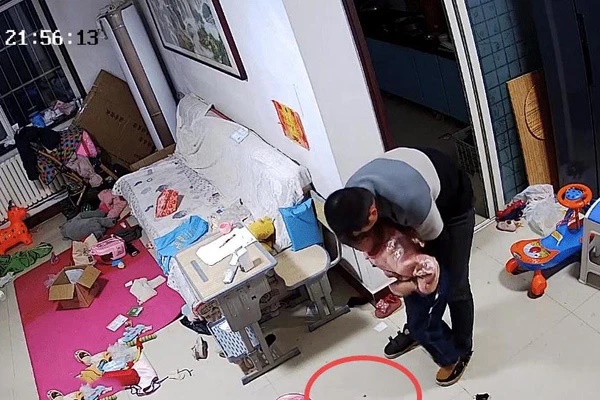 Bé 6 tuổi phải nhập viện vì món đồ chơi mắc kẹt ở thực quản-2