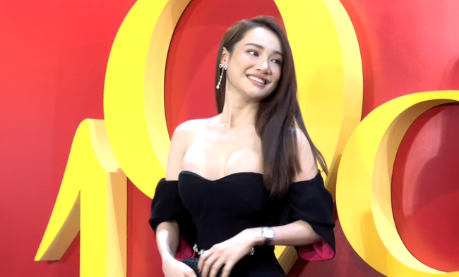 2 lần Nhã Phương khoe ngực ngồn ngộn: Vòng 1 như muốn trào ra dấy lên nghi án thẩm mỹ-2