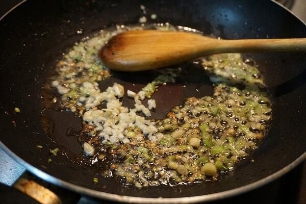 99% người Việt mắc phải sai lầm trầm trọng này khi dùng tỏi nấu ăn khiến tỏi mất hết dinh dưỡng và tác dụng phòng chống ung thư bằng 0-1