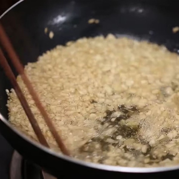 99% người Việt mắc phải sai lầm trầm trọng này khi dùng tỏi nấu ăn khiến tỏi mất hết dinh dưỡng và tác dụng phòng chống ung thư bằng 0-2