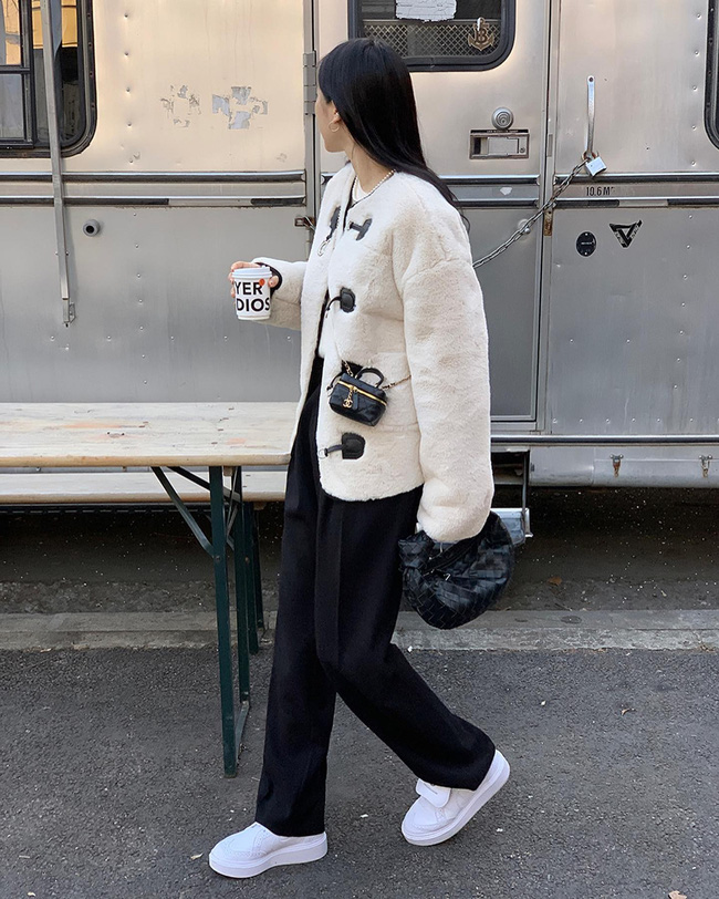 Mua giày thể thao diện Tết, bạn hãy mix với 12 kiểu trang phục này để trông sang chảnh chứ không bị phủi bụi quá-12