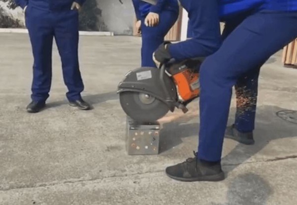 Dọn nhà phát hiện hộp sắt bí ẩn của chồng, vợ phải nhờ cứu hoả mở ra rồi choáng toàn tập với thứ bên trong-1