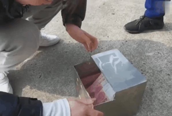 Dọn nhà phát hiện hộp sắt bí ẩn của chồng, vợ phải nhờ cứu hoả mở ra rồi choáng toàn tập với thứ bên trong-2