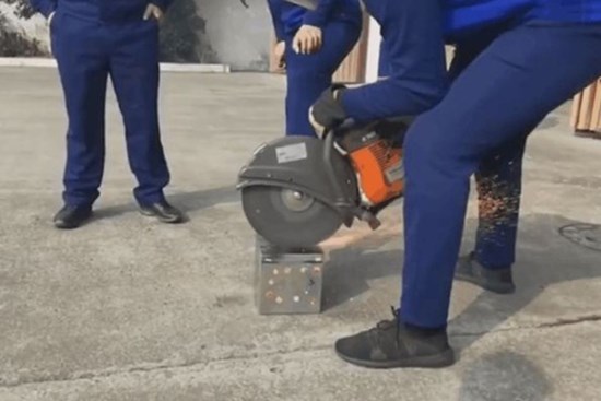 Dọn nhà phát hiện hộp sắt bí ẩn của chồng, vợ phải nhờ cứu hoả mở ra rồi choáng toàn tập với thứ bên trong