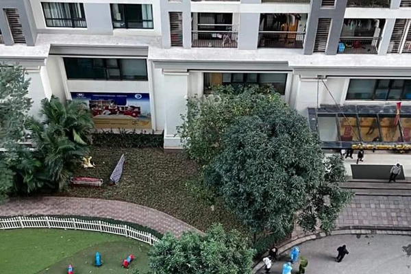 Hà Nội: Sau tiếng động lớn, phát hiện người đàn ông tử vong dưới sân chung cư-3