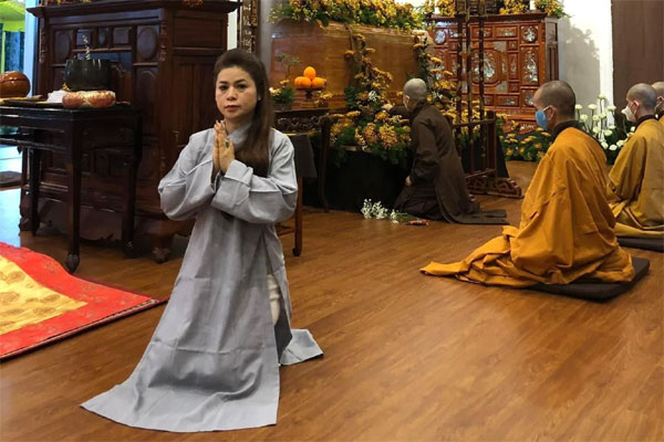 Bà Lê Hoàng Diệp Thảo xuất hiện với thần thái của nữ tướng trên sóng livestream và lời khuyên phụ nữ hãy luôn sống thật”-4