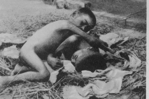 Clip: Khỉ hoang táo tợn vào làng bắt cóc bé gái và cái kết gay cấn-1