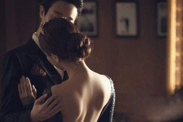 Vừa mới nhập cuộc ân ái, cặp đôi đã chưng hửng vì có tiếng chuông cửa, vén màn chuyện khó nói những ngày cận Tết-2