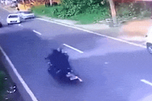 Phóng nhanh vượt ẩu, tài xế hất văng người đi xe máy lên nóc ô tô