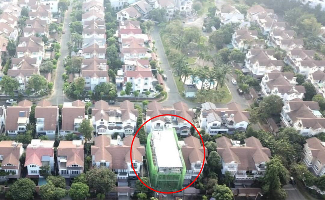 Xôn xao hình ảnh nhà đang xây của Thủy Tiên một mình một kiểu giữa khu biệt thự sang trọng?-1