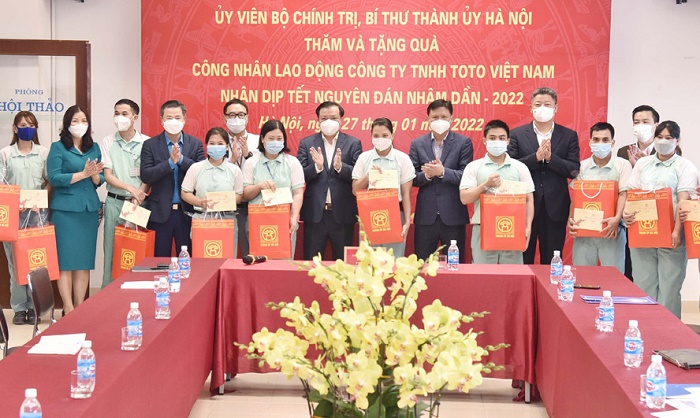 Bí thư Thành ủy Đinh Tiến Dũng thăm, chúc Tết nhân viên y tế, công nhân lao động tại huyện Đông Anh-1