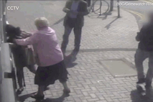 Kẻ cướp giật dây chuyền người đàn ông ngày mùng 2 Tết, nạn nhân đeo bó bột gây bức xúc-1