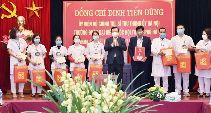 Bí thư Thành ủy Đinh Tiến Dũng thăm, chúc Tết nhân viên y tế, công nhân lao động tại huyện Đông Anh-4