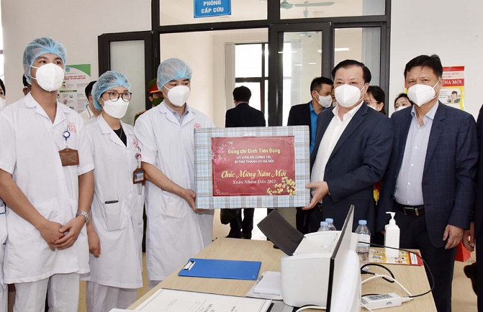 Bí thư Thành ủy Đinh Tiến Dũng thăm, chúc Tết nhân viên y tế, công nhân lao động tại huyện Đông Anh-5