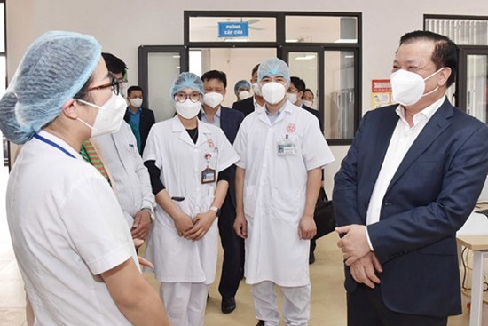 Bí thư Thành ủy Đinh Tiến Dũng thăm, chúc Tết nhân viên y tế, công nhân lao động tại huyện Đông Anh