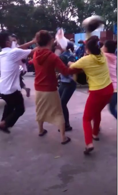 Màn đánh ghen hội đồng bằng mũ bảo hiểm giữa đường, chính thất chửi liên tục: Mày giật chồng tao, mày thách tao hả!-1