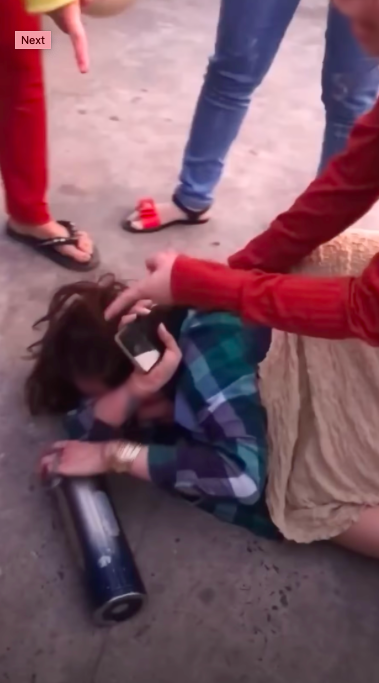 Màn đánh ghen hội đồng bằng mũ bảo hiểm giữa đường, chính thất chửi liên tục: Mày giật chồng tao, mày thách tao hả!-2