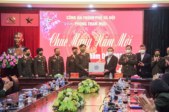 Chủ tịch UBND TP Chu Ngọc Anh thăm, chúc tết cán bộ, chiến sĩ Công an Thành phố-3