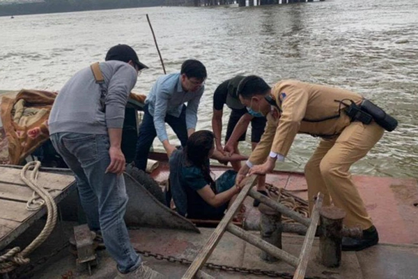 Nam thanh niên livestream nhảy cầu tự tử trong đêm, người thân với gọi vô vọng qua màn hình điện thoại-2