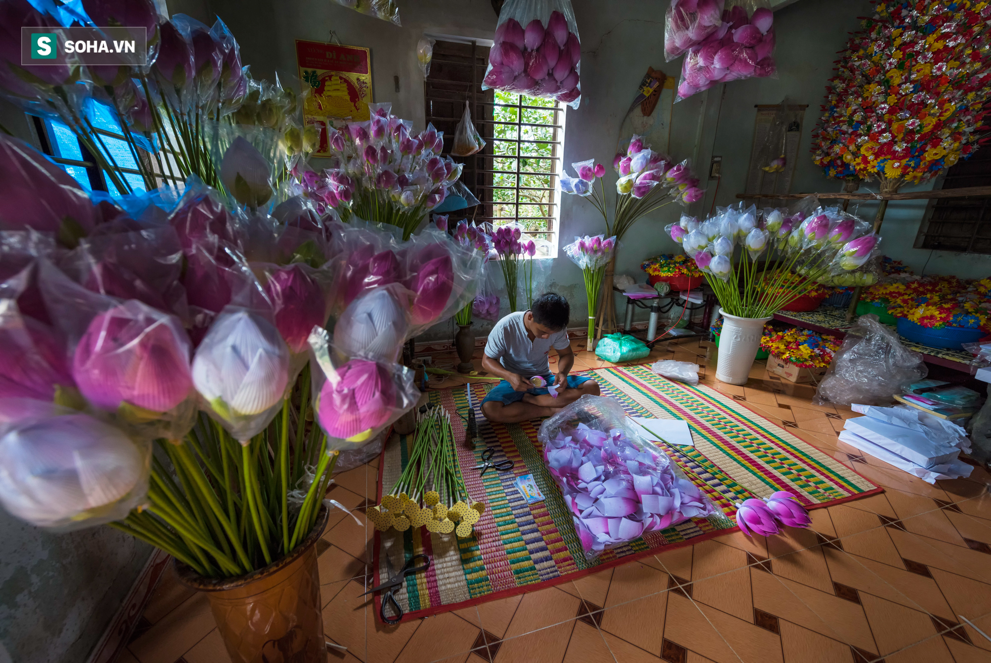 Hoa giấy chơi Tết cả triệu đồng mỗi cây, nghệ nhân làm đêm ngày vẫn không đủ hàng bán-10