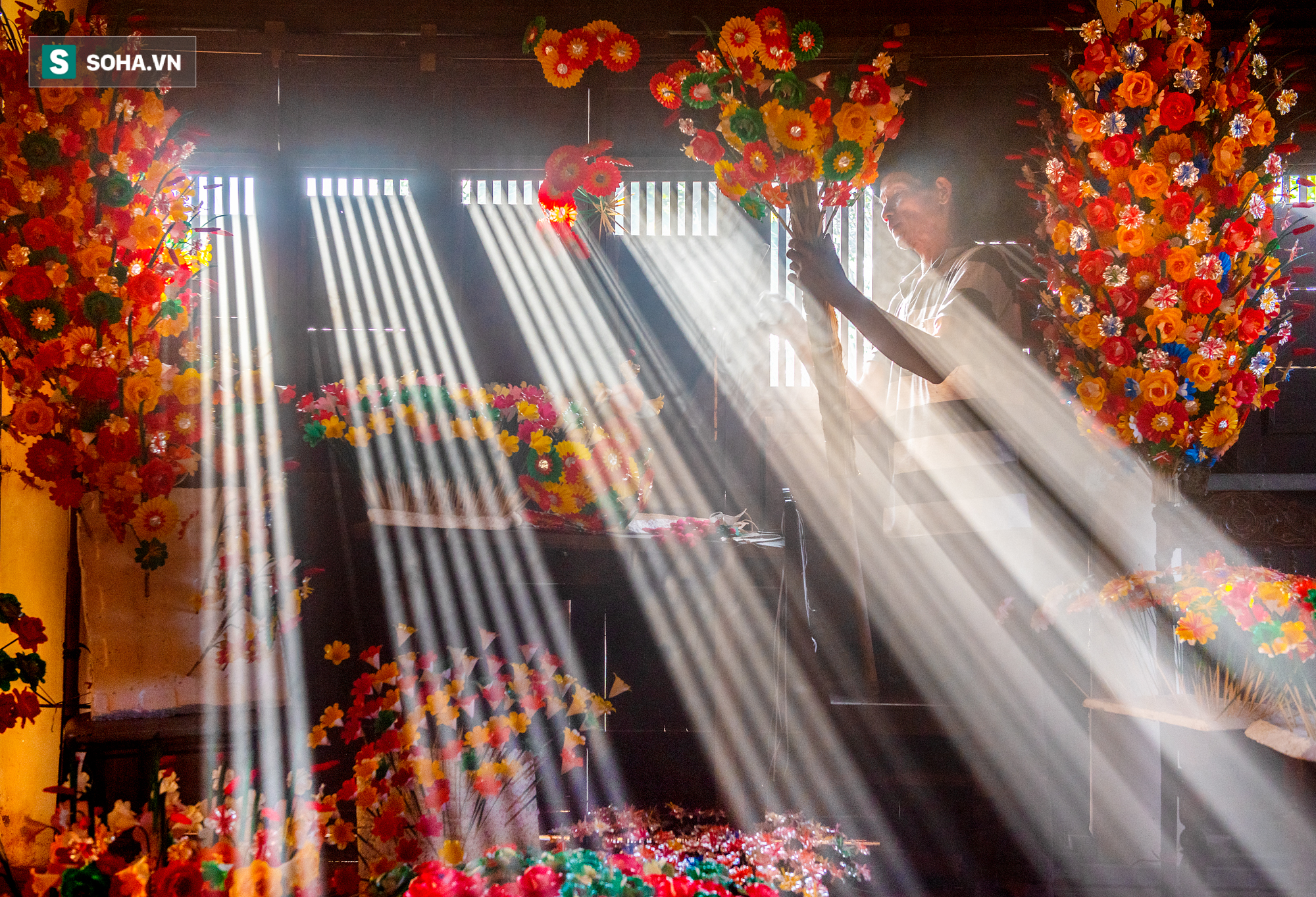 Hoa giấy chơi Tết cả triệu đồng mỗi cây, nghệ nhân làm đêm ngày vẫn không đủ hàng bán-5