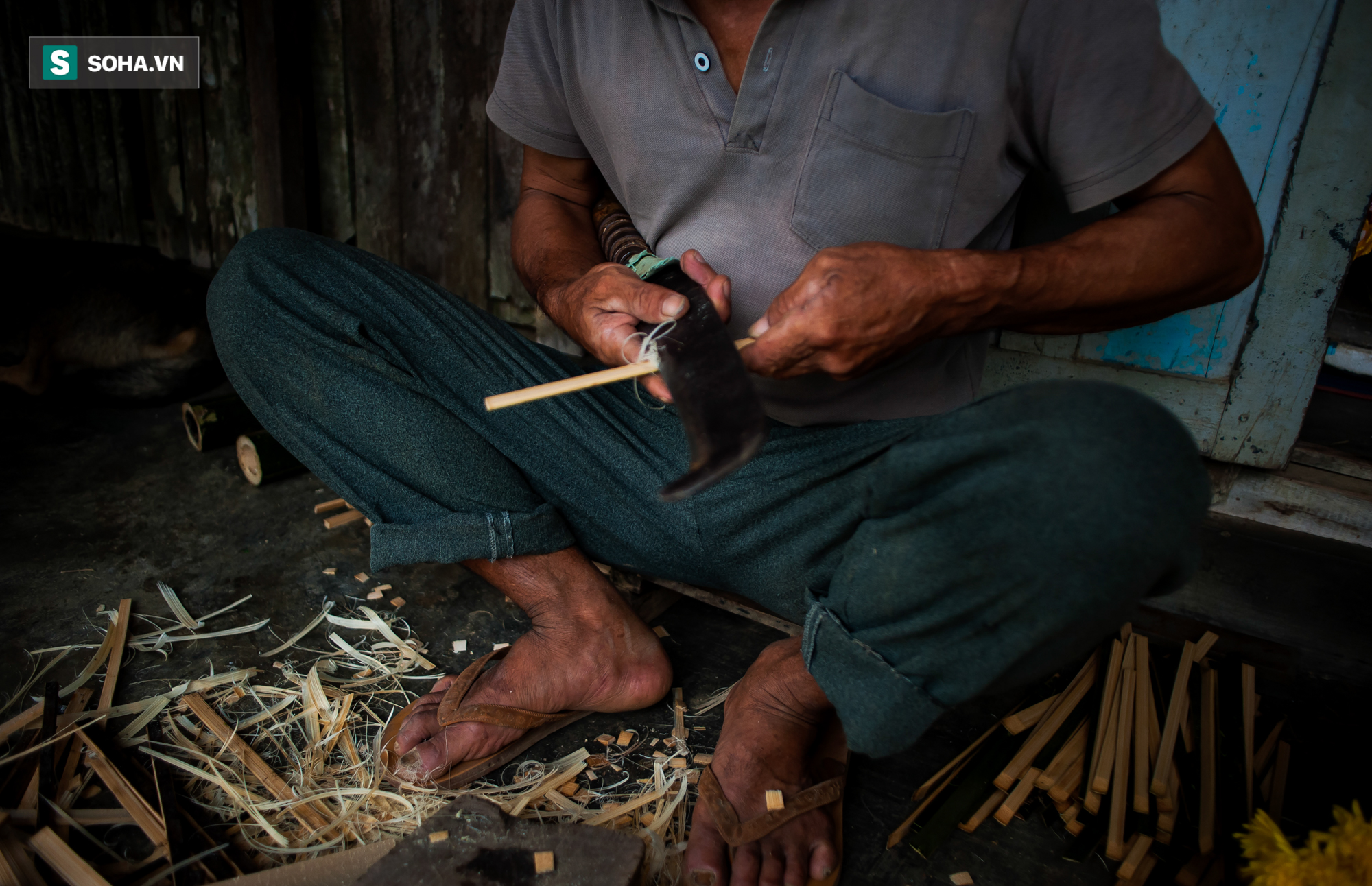 Hoa giấy chơi Tết cả triệu đồng mỗi cây, nghệ nhân làm đêm ngày vẫn không đủ hàng bán-2