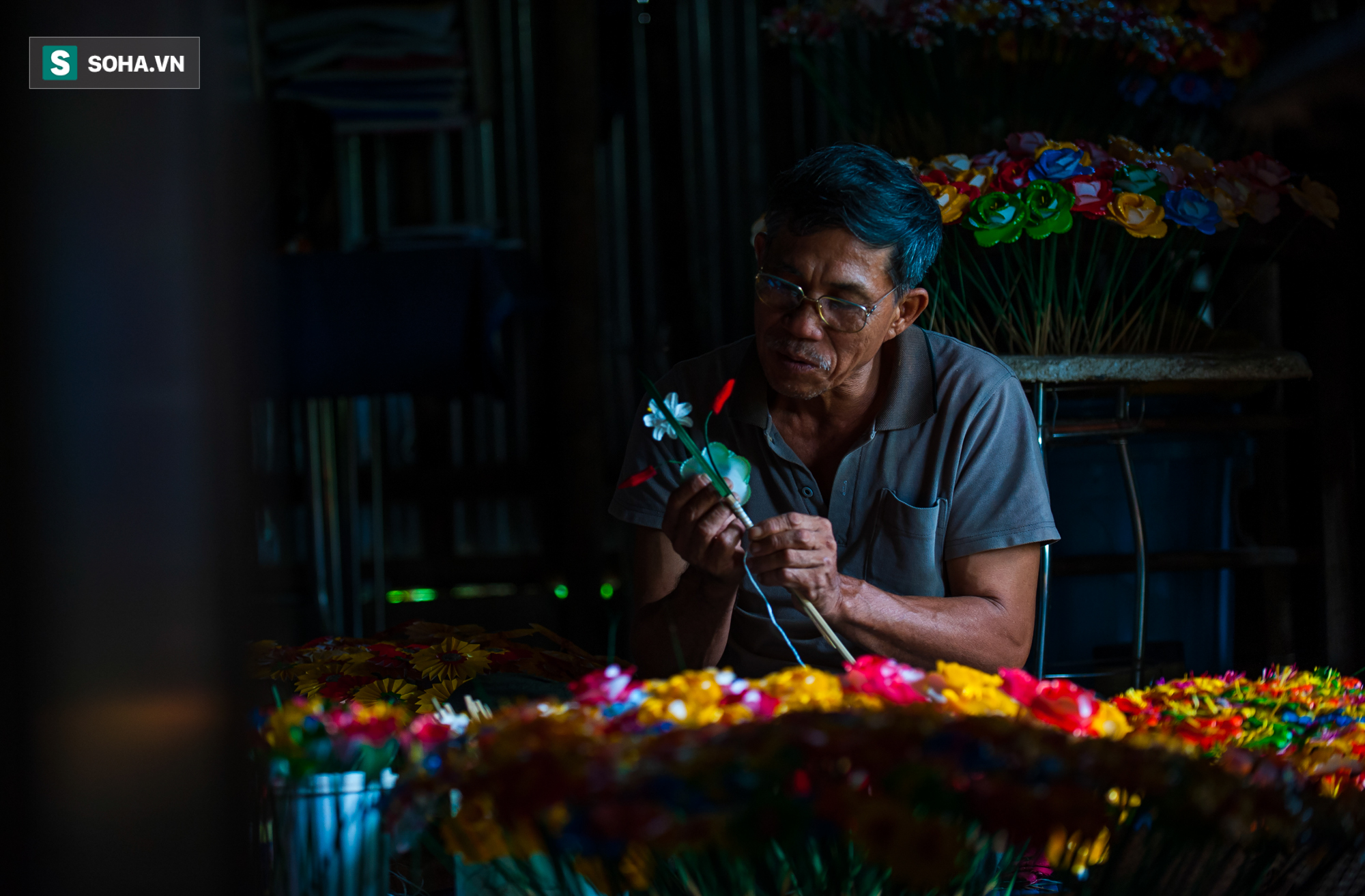 Hoa giấy chơi Tết cả triệu đồng mỗi cây, nghệ nhân làm đêm ngày vẫn không đủ hàng bán-3