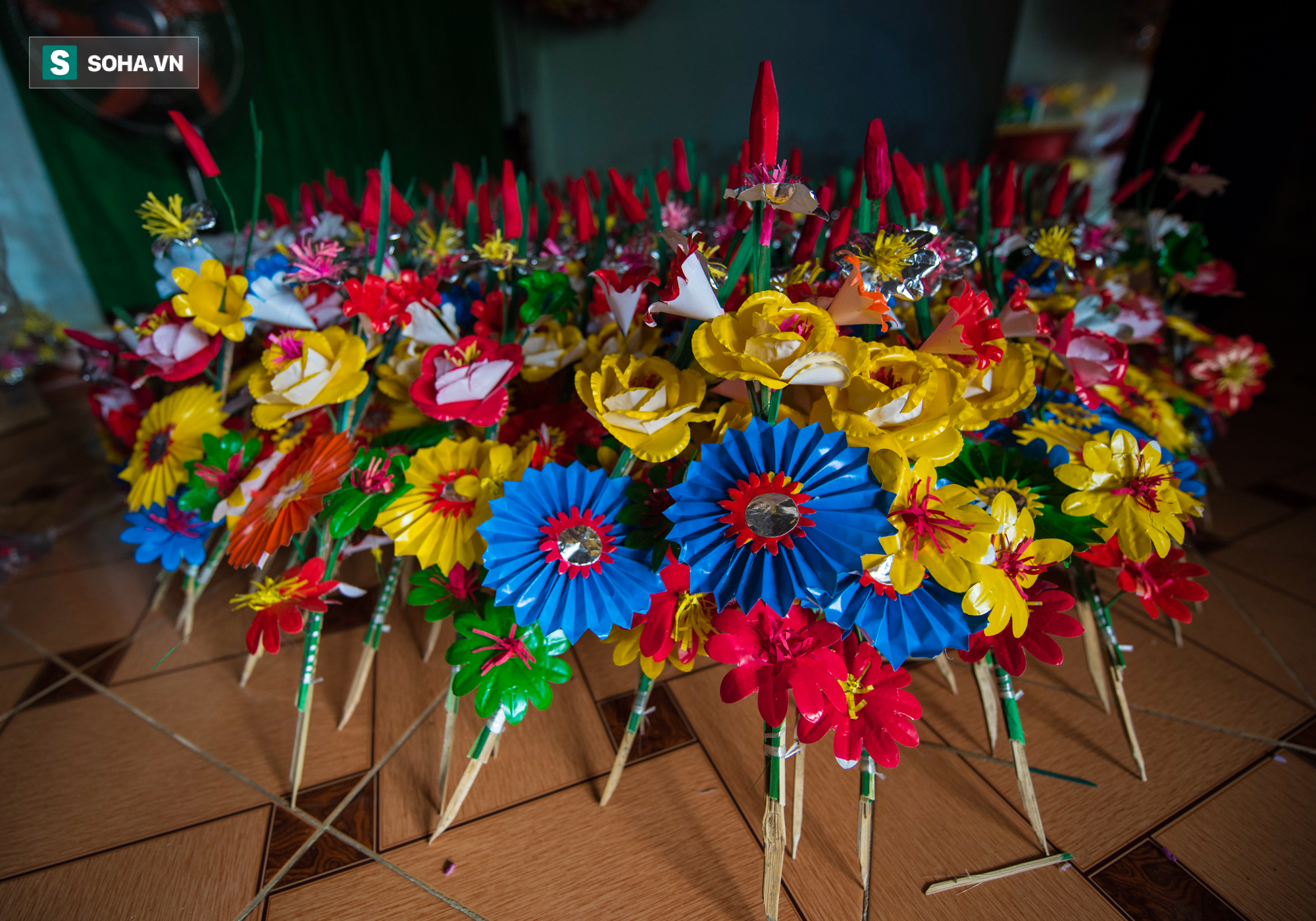 Hoa giấy chơi Tết cả triệu đồng mỗi cây, nghệ nhân làm đêm ngày vẫn không đủ hàng bán-4