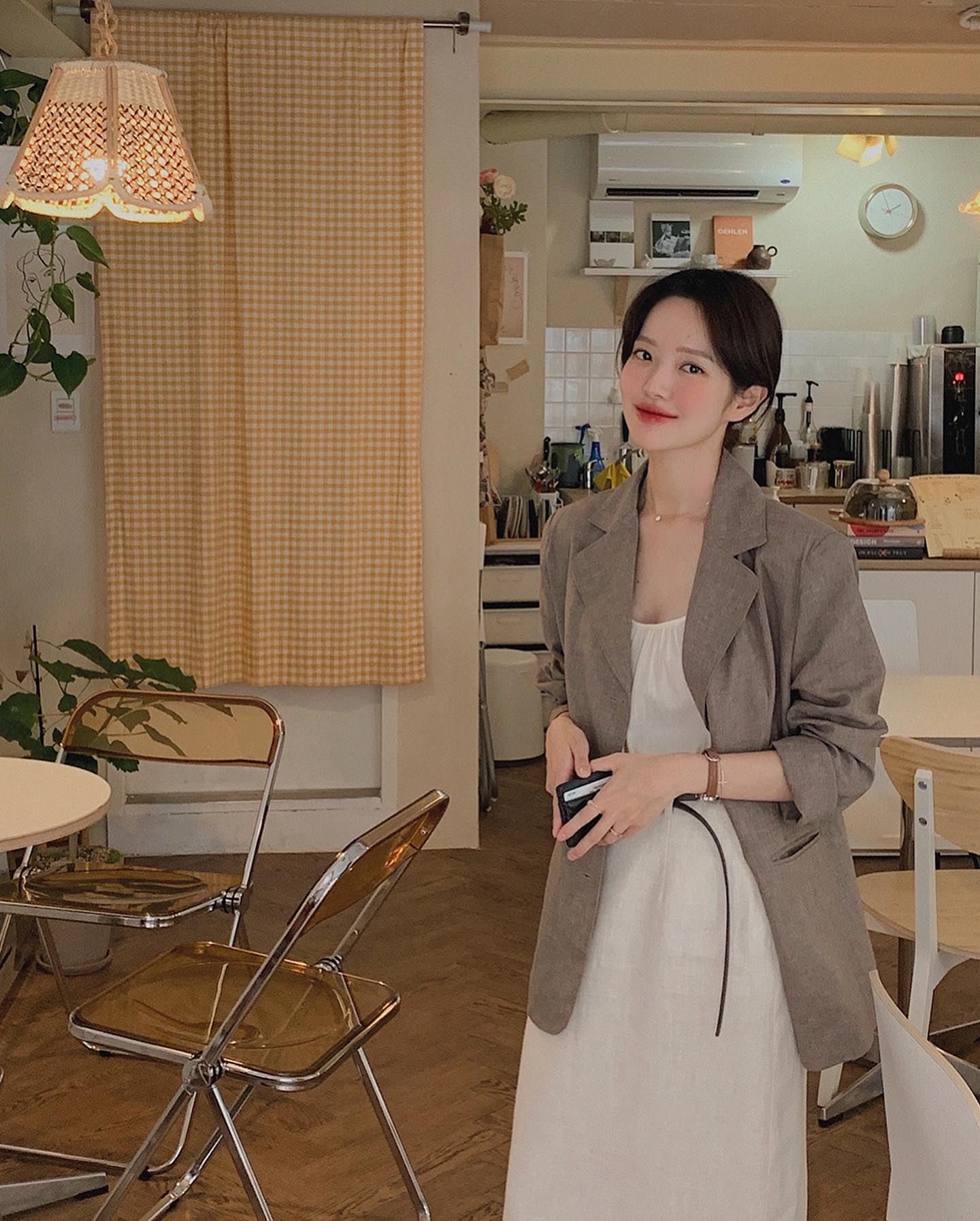 4 kiểu áo khoác hợp diện với váy trắng để vẻ ngoài sang xịn mịn hết cỡ-6