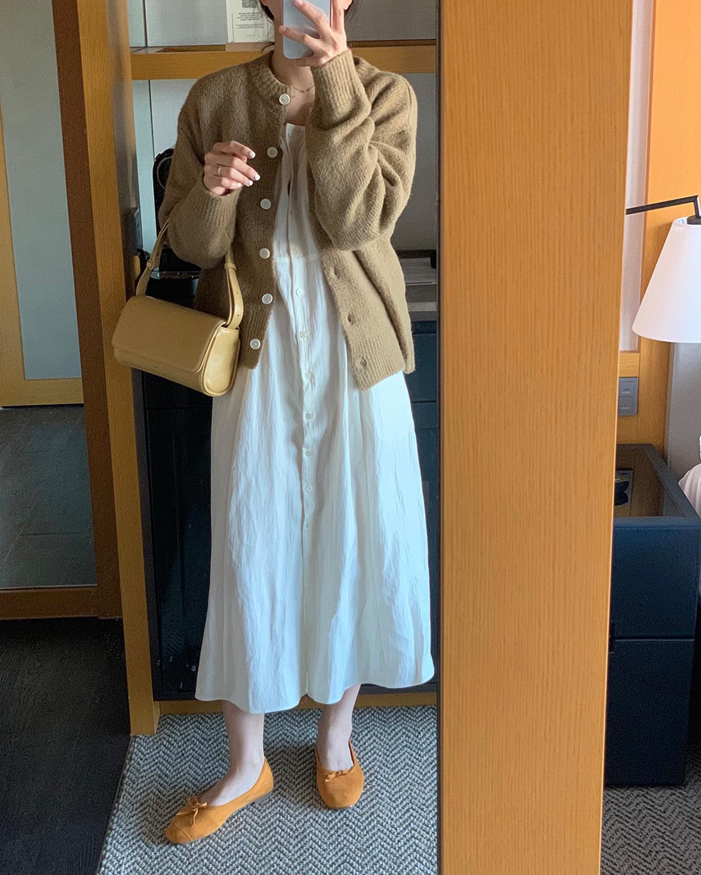 4 kiểu áo khoác hợp diện với váy trắng để vẻ ngoài sang xịn mịn hết cỡ-1