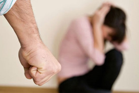 Vì một câu nói của bạn thân mà chồng tôi đá bay thau quần áo rồi đuổi tôi về nhà ngoại