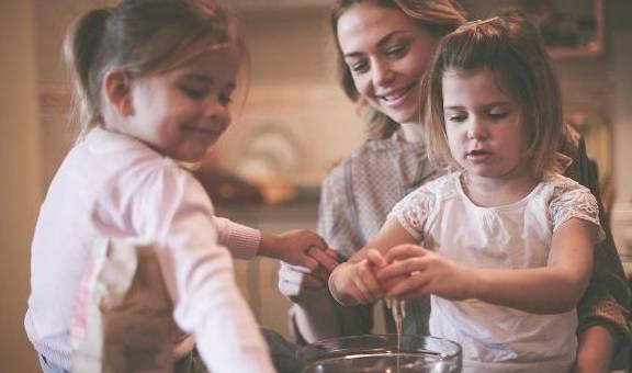 Con trai rủ bạn về nhà học bài, ông bố zoom kĩ camera không dám tin vào cảnh tượng trước mắt-2