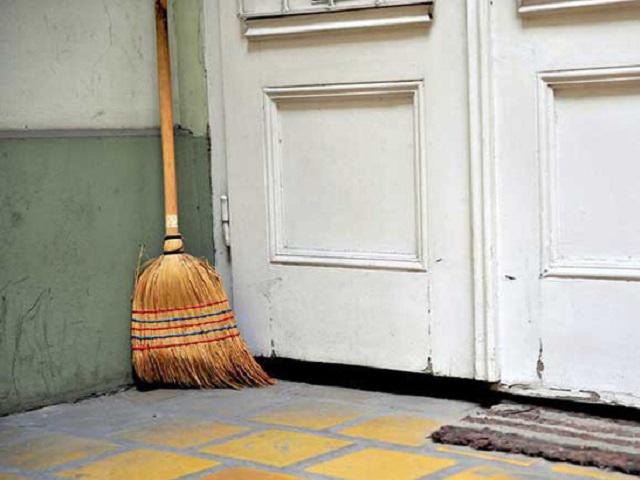 Nàng dâu về ăn Tết bận rộn làm việc, mẹ chồng ngày quét sân 5 cữ để đánh tiếng chê bai và điều bất ngờ khi cửa phòng bếp bật mở!-2