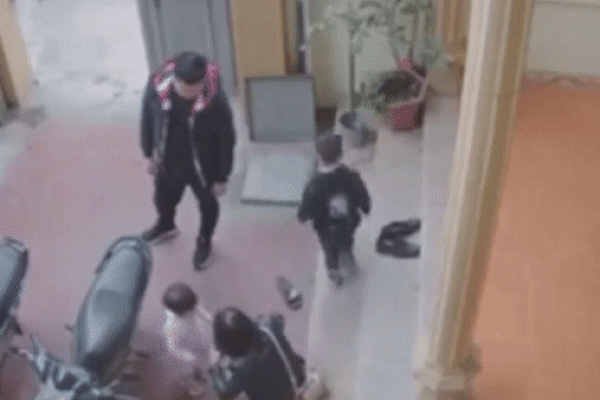 Thót tim khoảnh khắc cháu bé chạy nhảy, lao thẳng xuống bể nước ngầm-1