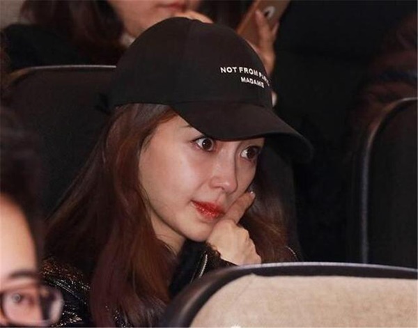 Rầm rộ clip Angela Baby khóc nức nở giữa nơi đông người, Huỳnh Hiểu Minh dửng dưng thờ ơ ngồi kế bên-2