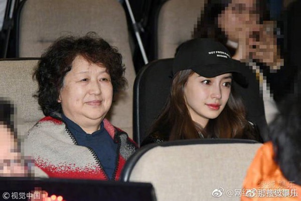 Rầm rộ clip Angela Baby khóc nức nở giữa nơi đông người, Huỳnh Hiểu Minh dửng dưng thờ ơ ngồi kế bên-3