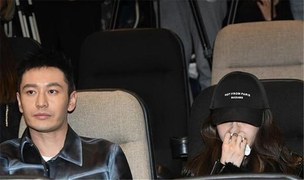 Rầm rộ clip Angela Baby khóc nức nở giữa nơi đông người, Huỳnh Hiểu Minh dửng dưng thờ ơ ngồi kế bên-4