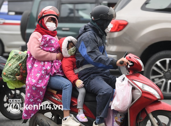 Chùm ảnh: Nhiều trẻ nhỏ cùng gia đình vượt mưa lạnh, rời Hà Nội về quê chiều 27 Tết-1