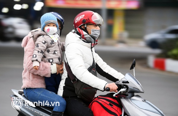 Chùm ảnh: Nhiều trẻ nhỏ cùng gia đình vượt mưa lạnh, rời Hà Nội về quê chiều 27 Tết-2