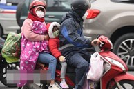 Chùm ảnh: Nhiều trẻ nhỏ cùng gia đình vượt mưa lạnh, rời Hà Nội về quê chiều 27 Tết