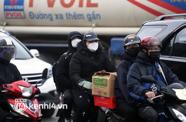 Chùm ảnh: Nhiều trẻ nhỏ cùng gia đình vượt mưa lạnh, rời Hà Nội về quê chiều 27 Tết-10