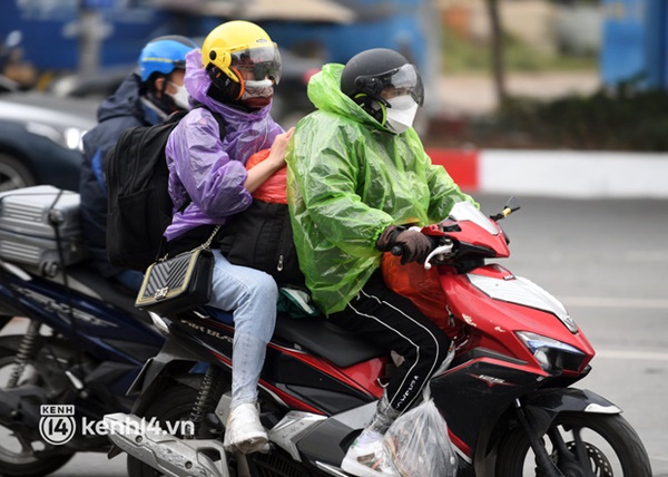 Chùm ảnh: Nhiều trẻ nhỏ cùng gia đình vượt mưa lạnh, rời Hà Nội về quê chiều 27 Tết-11