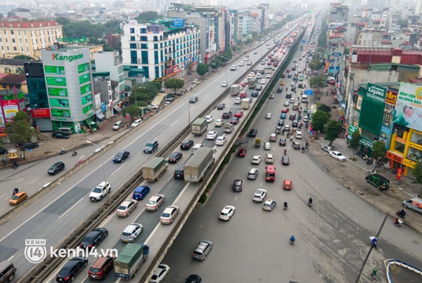 Chùm ảnh: Nhiều trẻ nhỏ cùng gia đình vượt mưa lạnh, rời Hà Nội về quê chiều 27 Tết-12