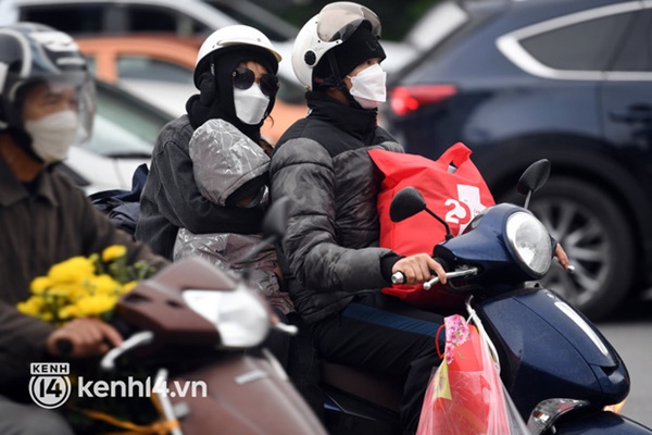 Chùm ảnh: Nhiều trẻ nhỏ cùng gia đình vượt mưa lạnh, rời Hà Nội về quê chiều 27 Tết-3
