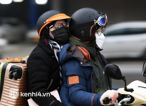 Chùm ảnh: Nhiều trẻ nhỏ cùng gia đình vượt mưa lạnh, rời Hà Nội về quê chiều 27 Tết-4