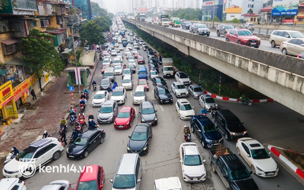 Chùm ảnh: Nhiều trẻ nhỏ cùng gia đình vượt mưa lạnh, rời Hà Nội về quê chiều 27 Tết-5