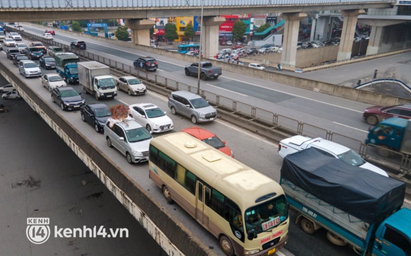 Chùm ảnh: Nhiều trẻ nhỏ cùng gia đình vượt mưa lạnh, rời Hà Nội về quê chiều 27 Tết-6