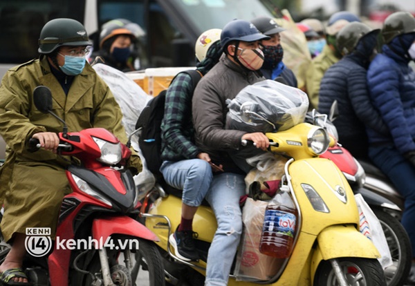 Chùm ảnh: Nhiều trẻ nhỏ cùng gia đình vượt mưa lạnh, rời Hà Nội về quê chiều 27 Tết-7