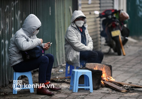 Chùm ảnh: Nhiều trẻ nhỏ cùng gia đình vượt mưa lạnh, rời Hà Nội về quê chiều 27 Tết-8